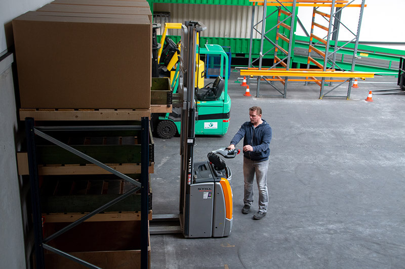 Voetgangers lopen grote risico’s in de buurt van hef- en reachtrucks