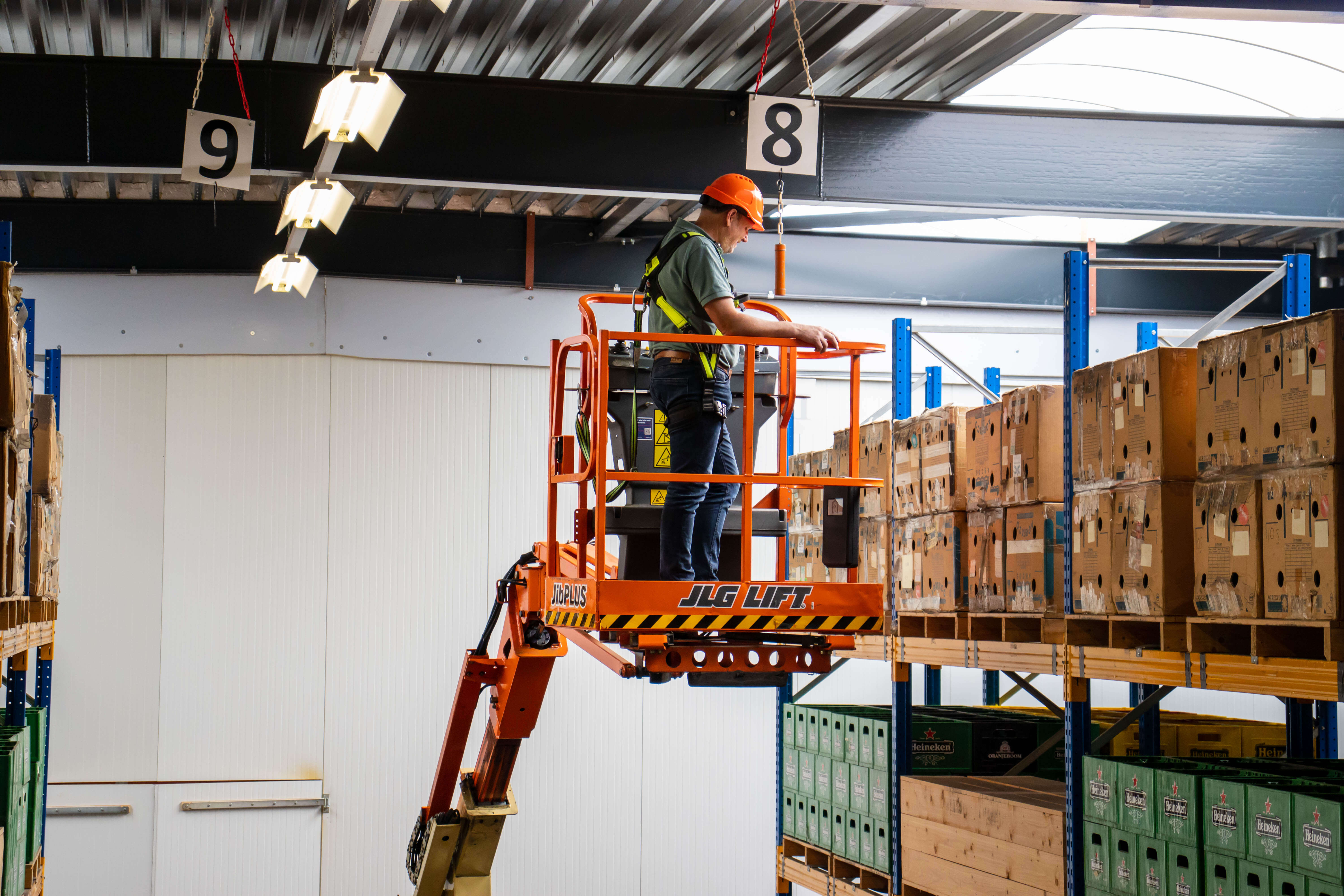 In welke situaties gebruik je een hoogwerker en wanneer een steiger?